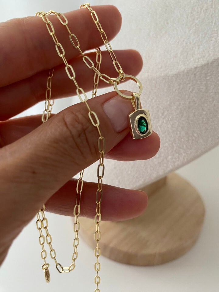 Yeşil Taşlı Plaka Charmlı Dolamalı Ataç Zincir Choker Kolye