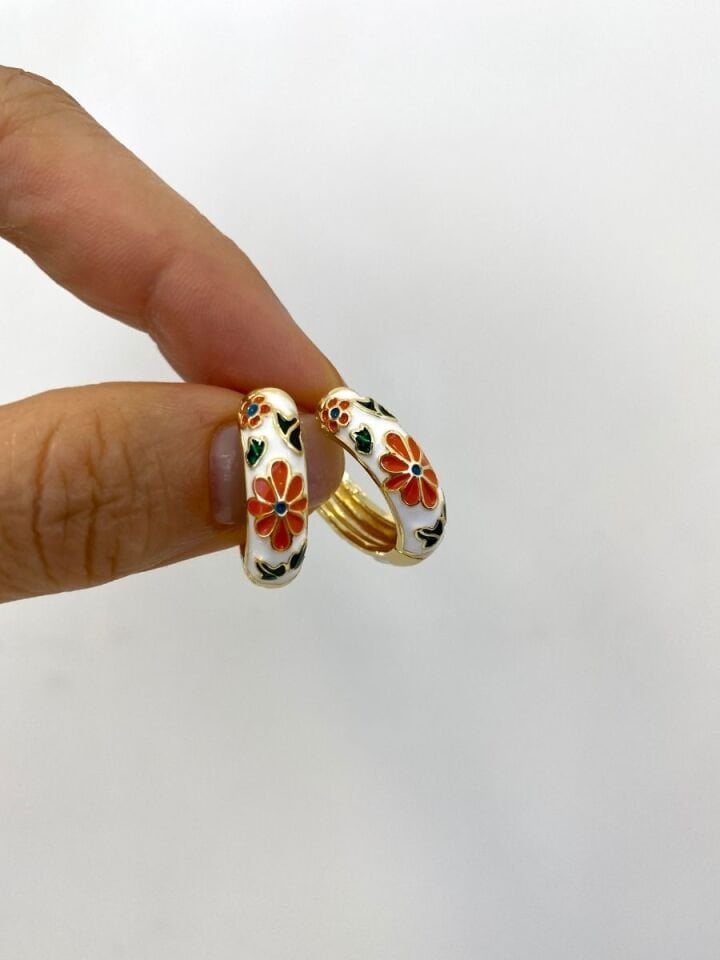 Beyaz Zemin Desen Küpe