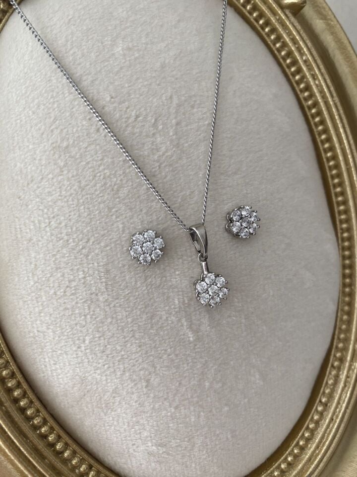 ''Özel Seri'' Minimal Çiçek Model Taşlı Set