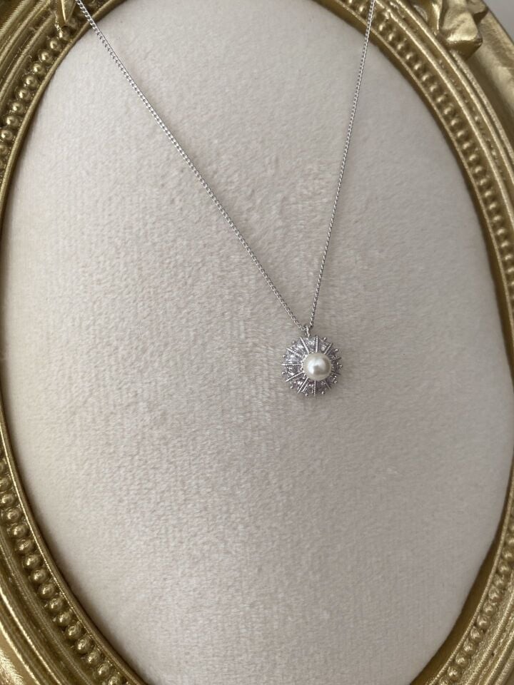 ''Özel Seri'' Baget Taşlı İnci Detaylı Çiçek Model Kolye