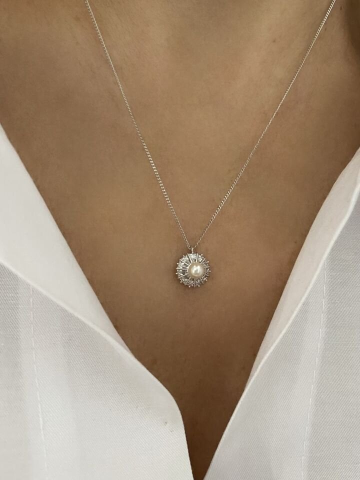 ''Özel Seri'' Baget Taşlı İnci Detaylı Çiçek Model Kolye