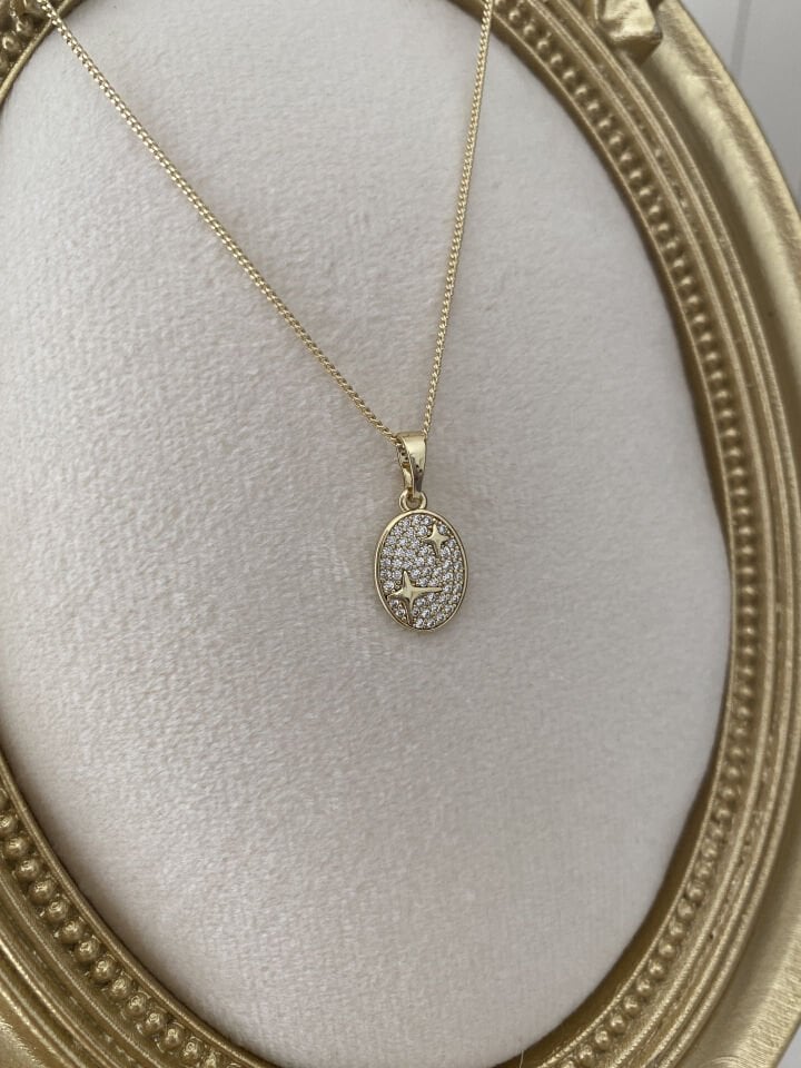 Özel Seri Gold Çerçeveli Yıldız Detaylı Taşlı Oval Kolye