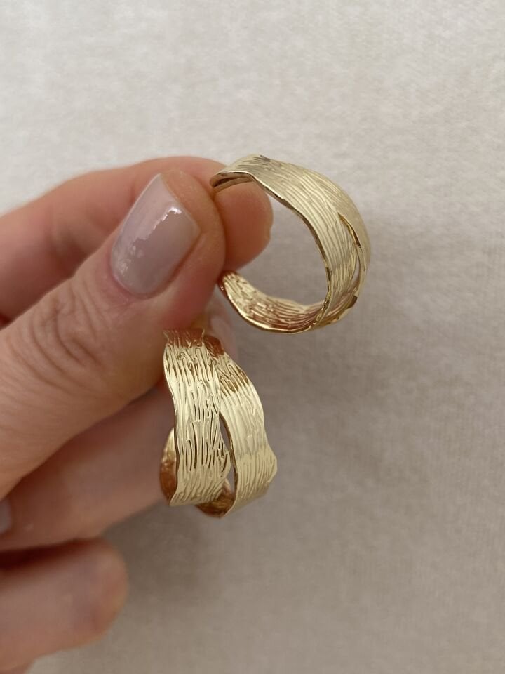 Çoklu Görünümlü Dokulu Yarım Halka Küpe