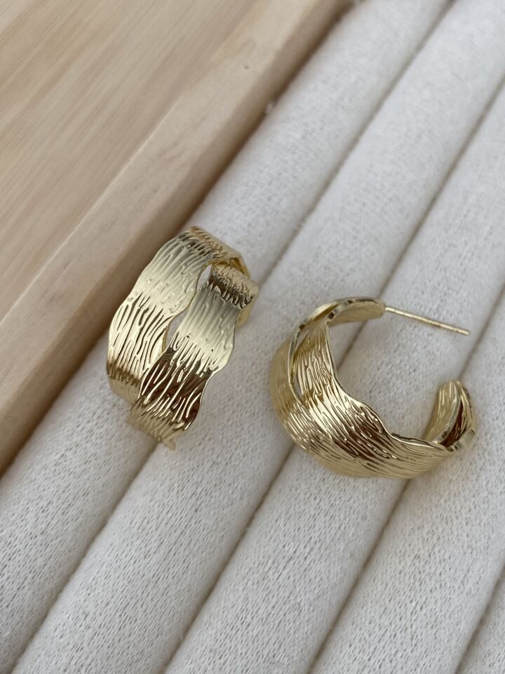 Çoklu Görünümlü Dokulu Yarım Halka Küpe