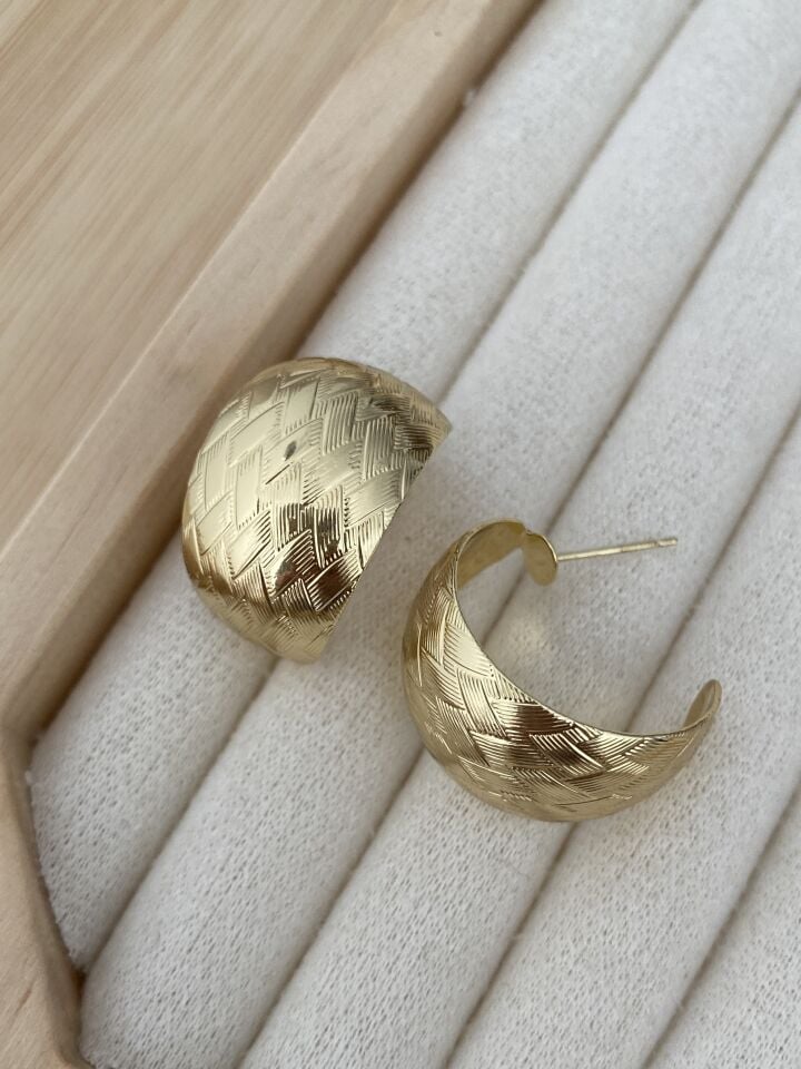 Lazer Kesim Dokulu Bombeli Sepet Yarım Halka Küpe