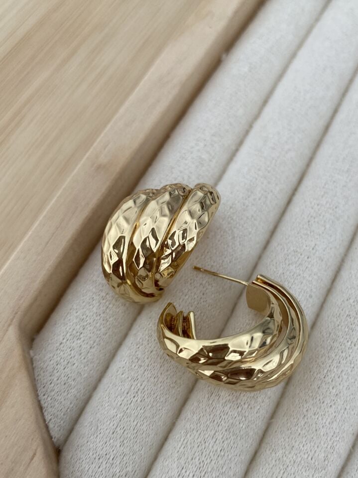 Lazer Kesim Dokulu Çapraz Görünümlü Yarım Halka Küpe