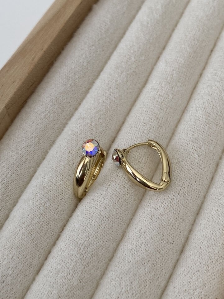 ''Özel Seri'' Swarovski Tek Taş Detaylı V Halka Küpe (1,3cm iç boy)