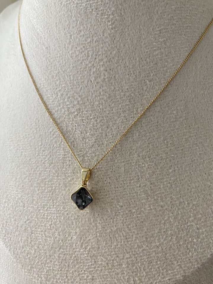 Özel Seri Kare Antrasit Swarovski Taşlı Kolye (45cm)