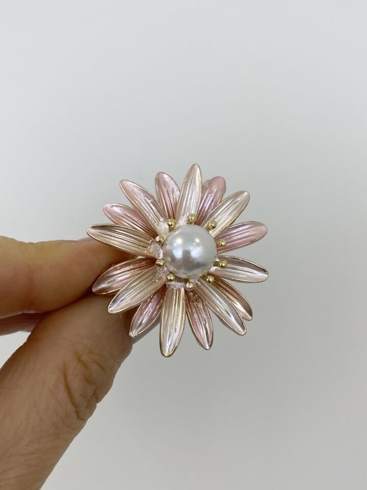 İnci Detalı Kasımpatı Broş