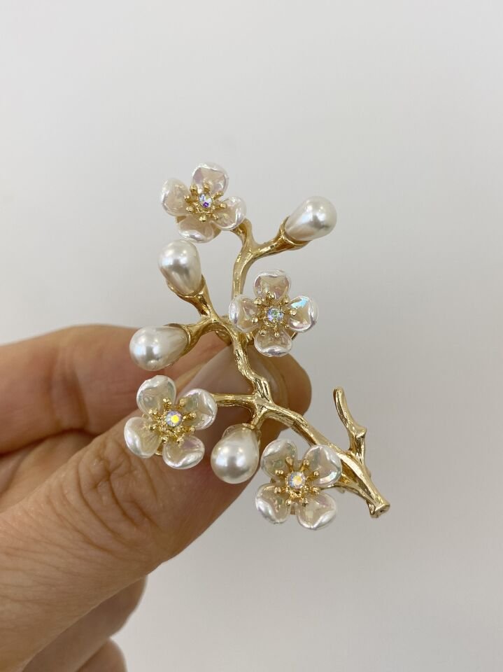 İnci Detaylı Kristal Taşlı Epoksi Çiçekli Dal Broş