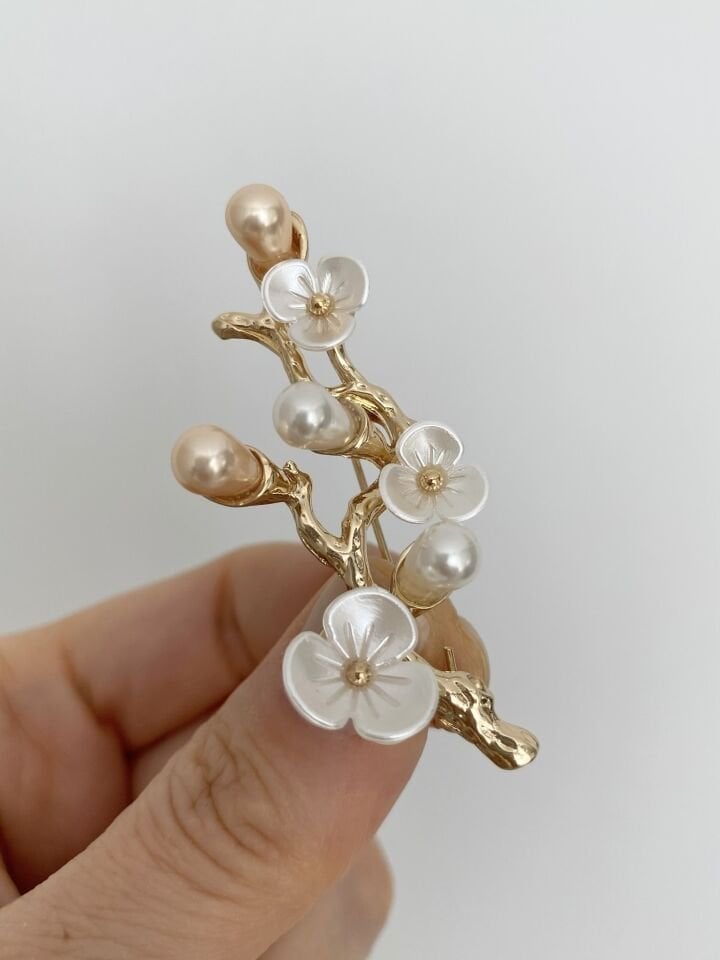 Pudra İnci Detaylı Epoksi Çiçekli Dal Broş