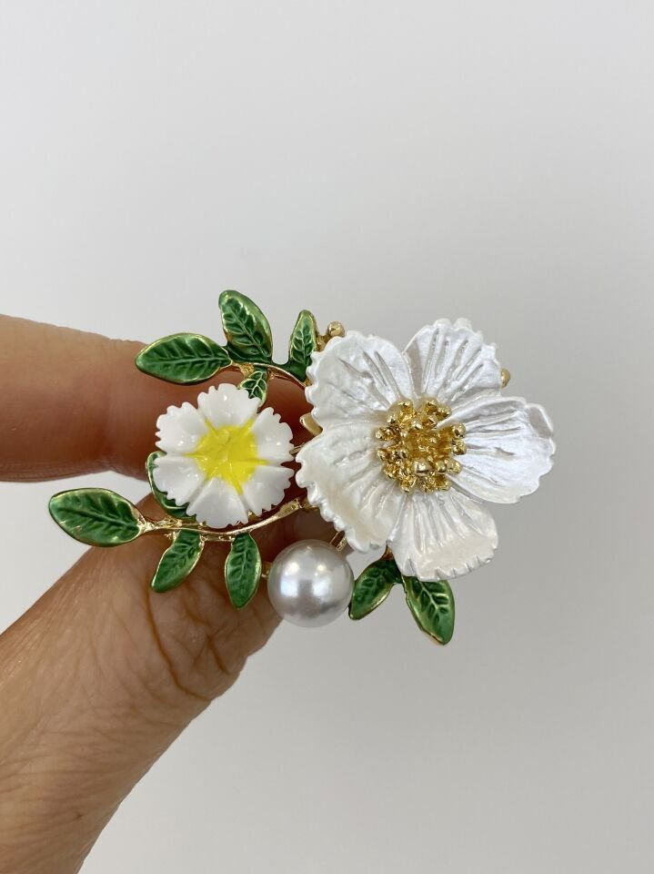 Beyaz Blossom Çiçek Broş