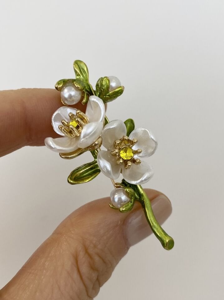 Yeşil Kristal Taş Detaylı Çiçekli Dal Broş