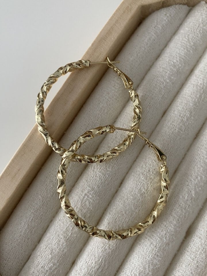 “Özel Seri” Dövme İşçilik Dalga Desenli Halka Küpe (3.5cm iç çap)