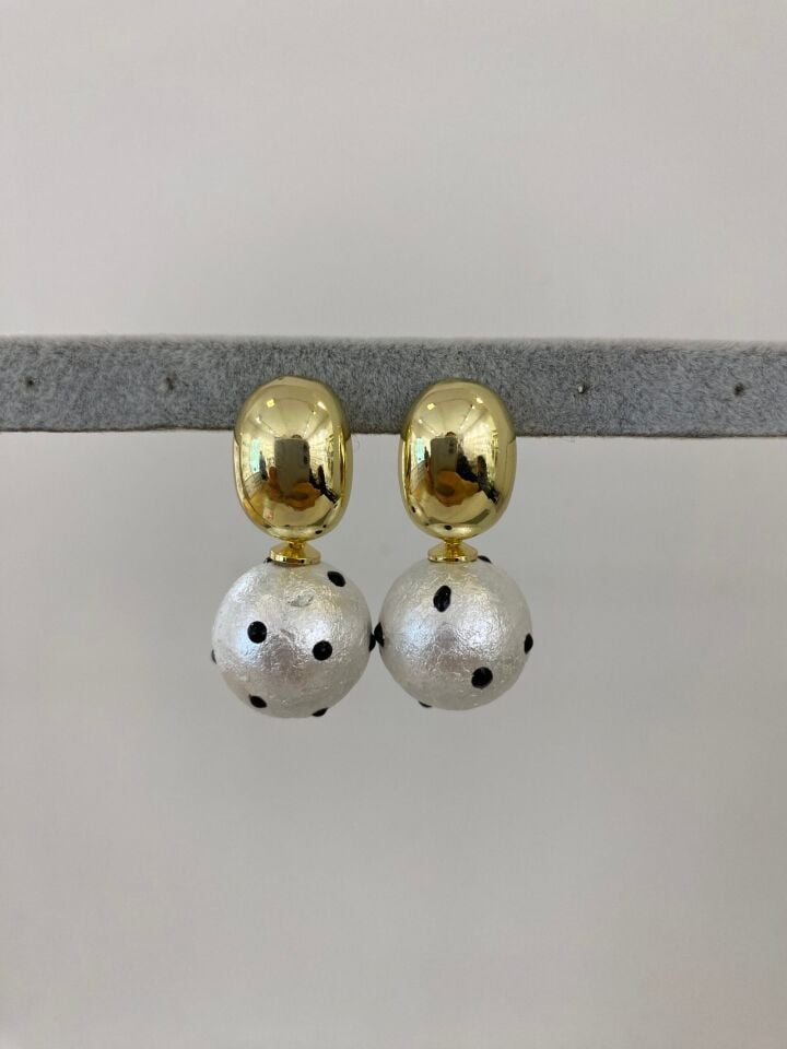 Puantiye Detay Sallamalı Küpe