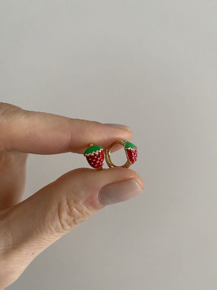 ''Özel Seri'' Çocuk Yeşil Saplı Çilek Halka Küpe (9mm iç çap)