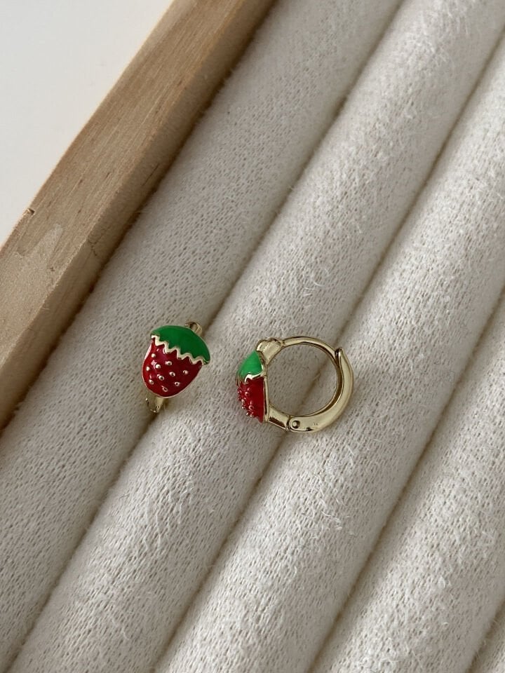 ''Özel Seri'' Çocuk Yeşil Saplı Çilek Halka Küpe (9mm iç çap)