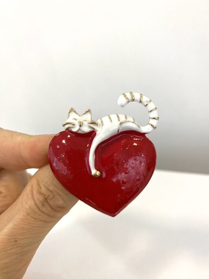 Beyaz Kedili Kalp Broş