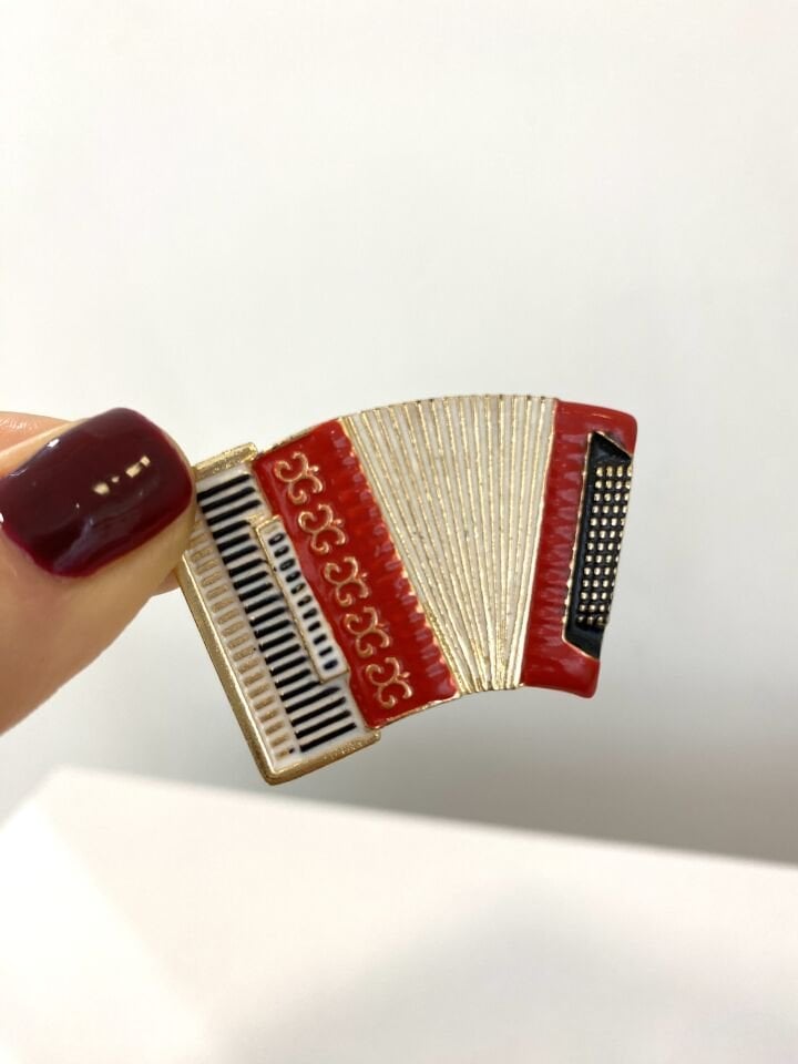 Kırmızı Akordiyon Broş