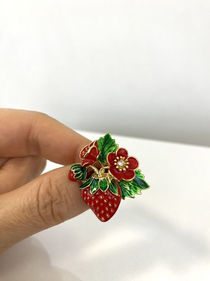 Çiçekli Çilek Broş