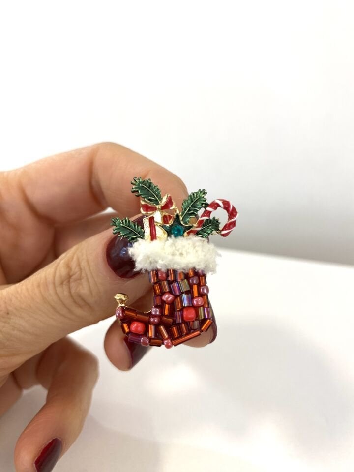 Kırmızı Boncuklu Yılbaşı Çorap Broşu