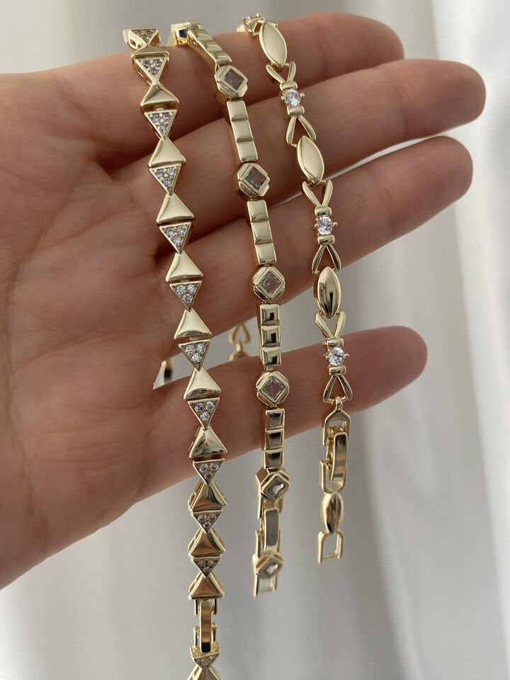 Altın Kaplama Gömme Taşlı Üçgen Plaka Bileklik