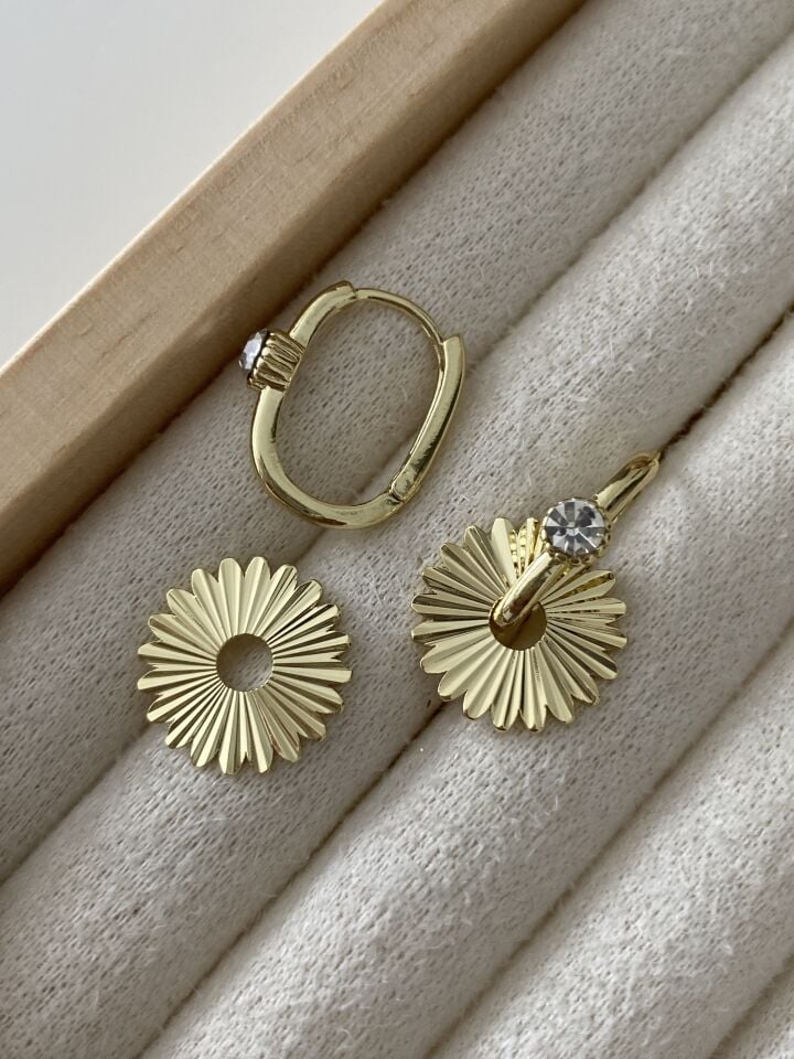 Altın Kaplama Güneş Figürlü Pırpır Küpe(İç boyu:1,6 cm)