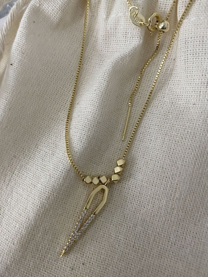 Asansörlü Minimal Gömme Taşlı Figür Kolye (45cm)