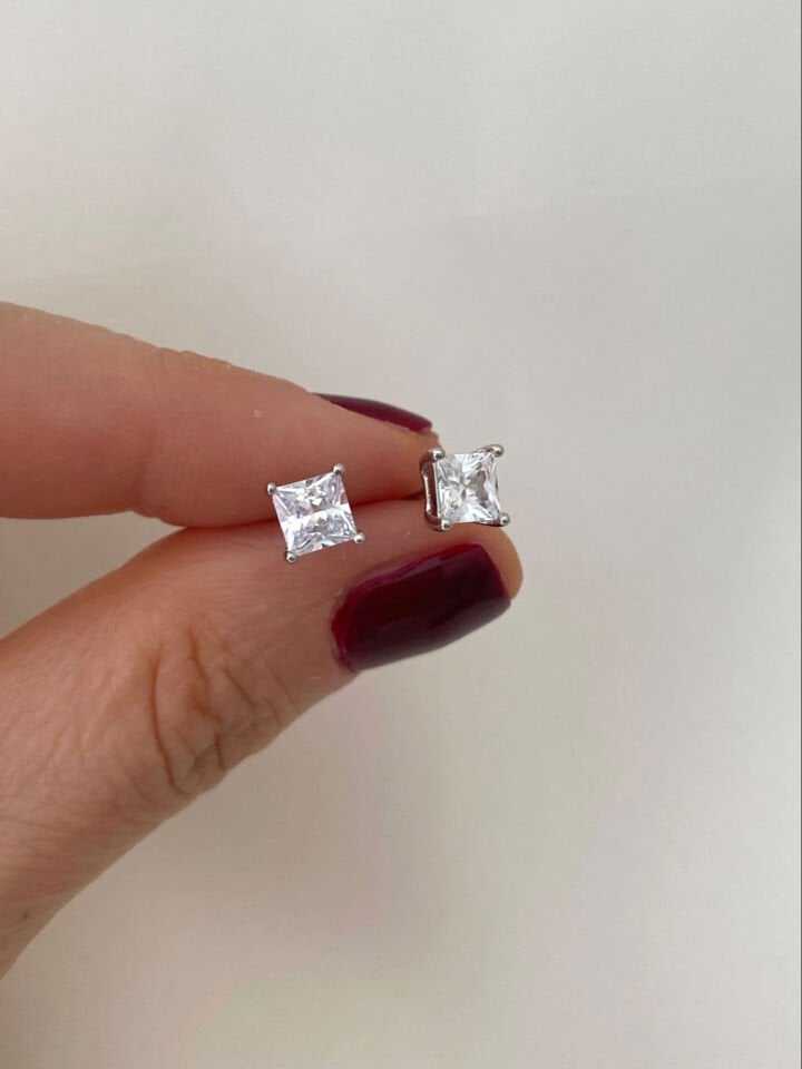 “Özel Seri” Dört Tırnak Kare Taş Küpe