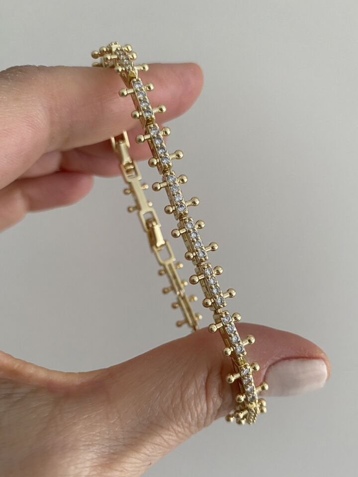 Altın Kaplama Sıralı Gömme Taşlı Çivi Detay Bileklik (18cm+ek)