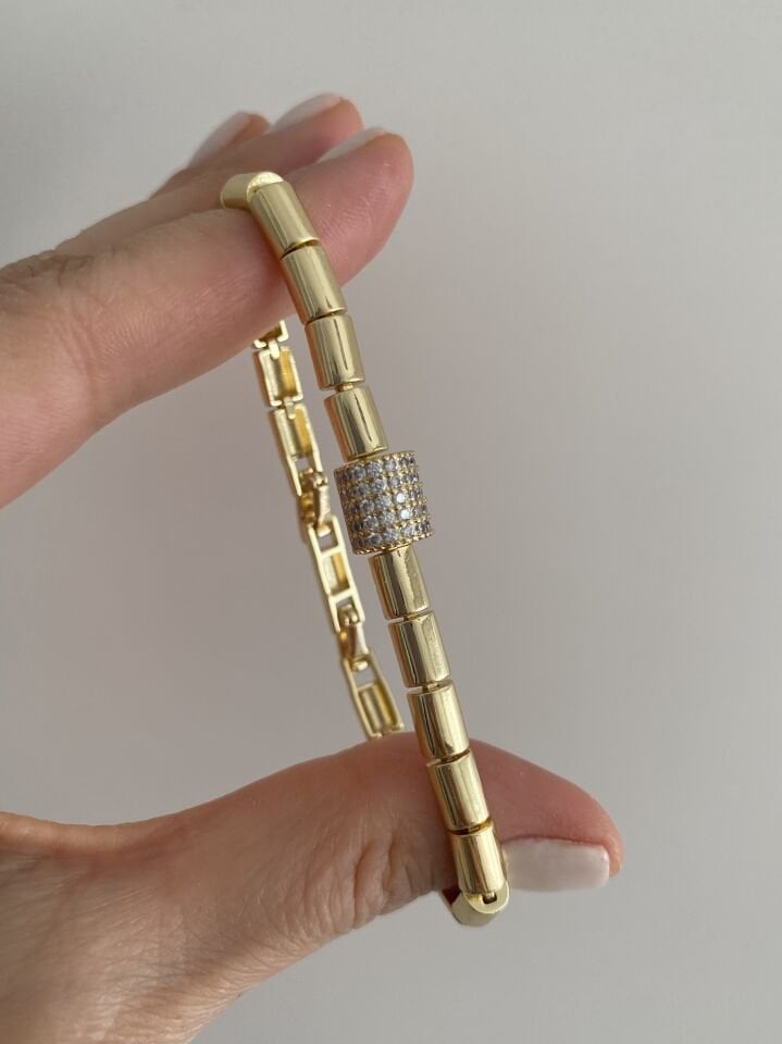 Altın Kaplama Gömme Taşlı Yarım Silindir Detaylı Plaka Bileklik (17,5cm+ek)