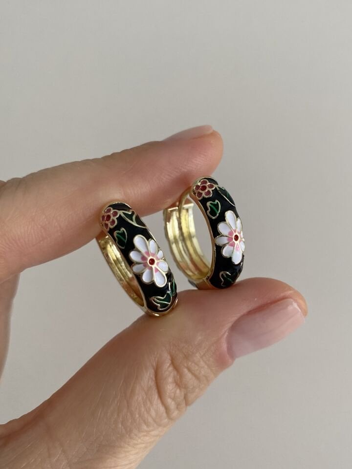 Altın Kaplama Mineli Çiçek Motifli Halka Küpe Siyah (İç çapı:1,5 cm)