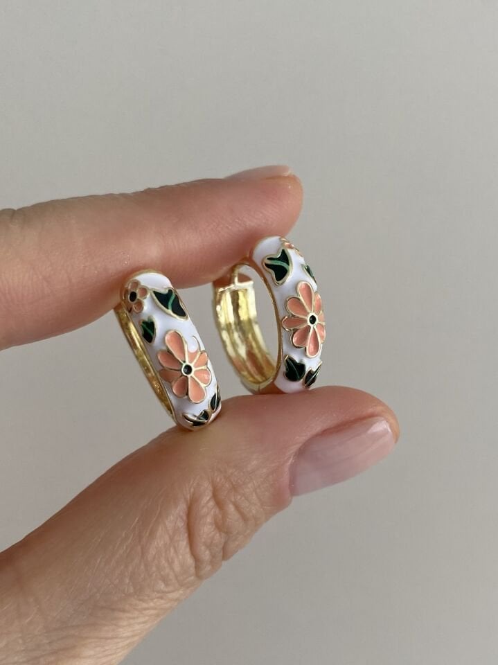 Altın Kaplama Mineli Çiçek Motifli Halka Küpe Beyaz (İç çapı:1,5 cm)
