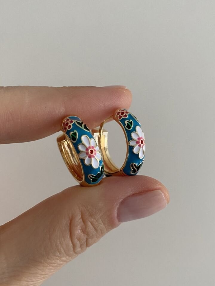 Altın Kaplama Mineli Çiçek Motifli Halka Küpe Koyu Mavi (İç çapı:1,5 cm)