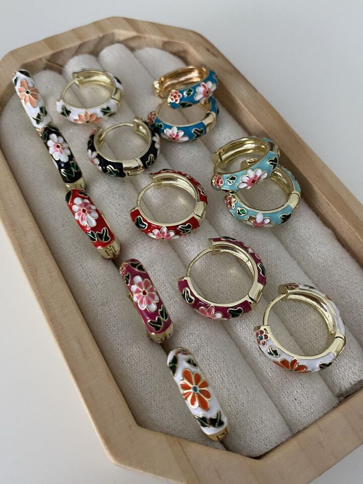 Altın Kaplama Mineli Çiçek Motifli Halka Küpe Koyu Mavi (İç çapı:1,5 cm)