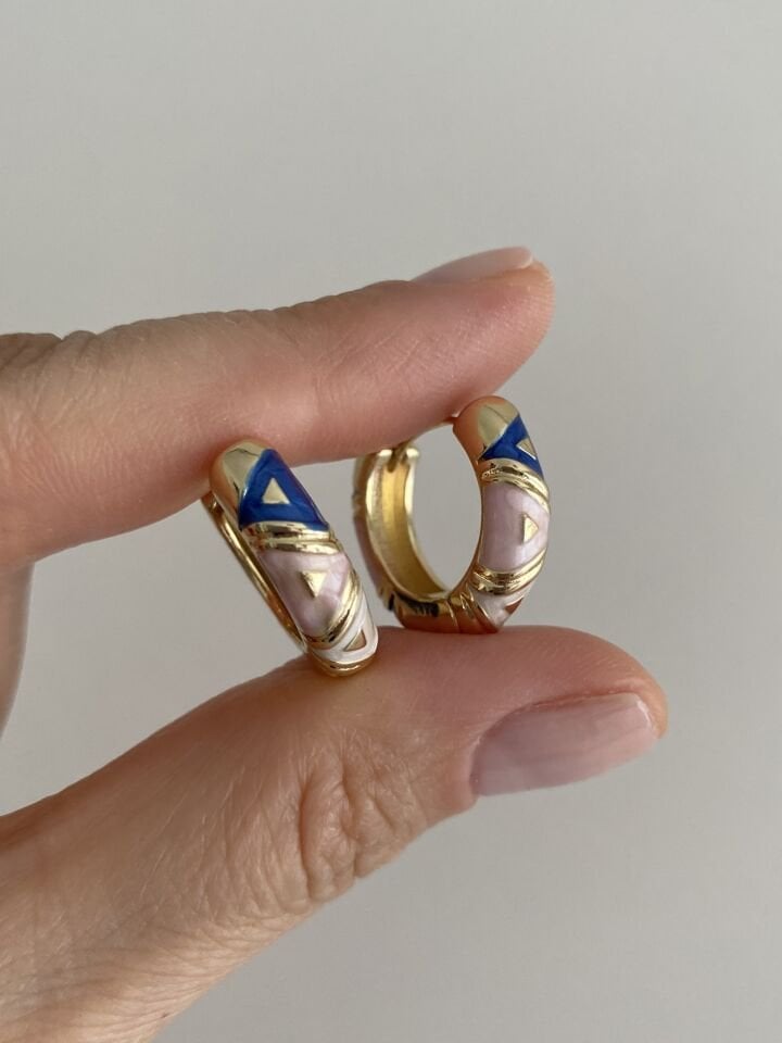 Altın Kaplama Mineli Üçgen Motifli Halka Küpe Lacivert-Pembe (İç çapı:1,4 cm)