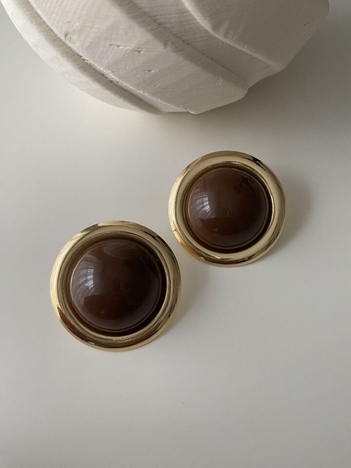 Gold Çerçeveli Kahverengi Yuvarlak Küpe