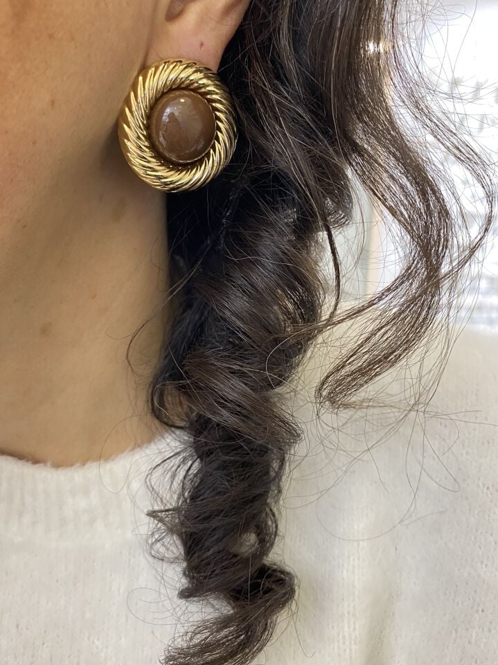 Gold Burgu Çerçeveli Kahverengi Yuvarlak Küpe