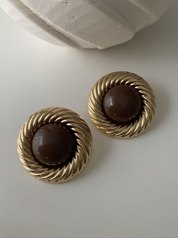 Gold Burgu Çerçeveli Kahverengi Yuvarlak Küpe