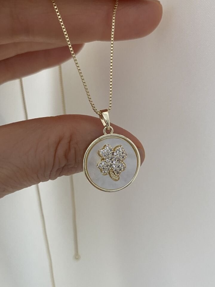 Taşlı Yonca Detaylı Kolye