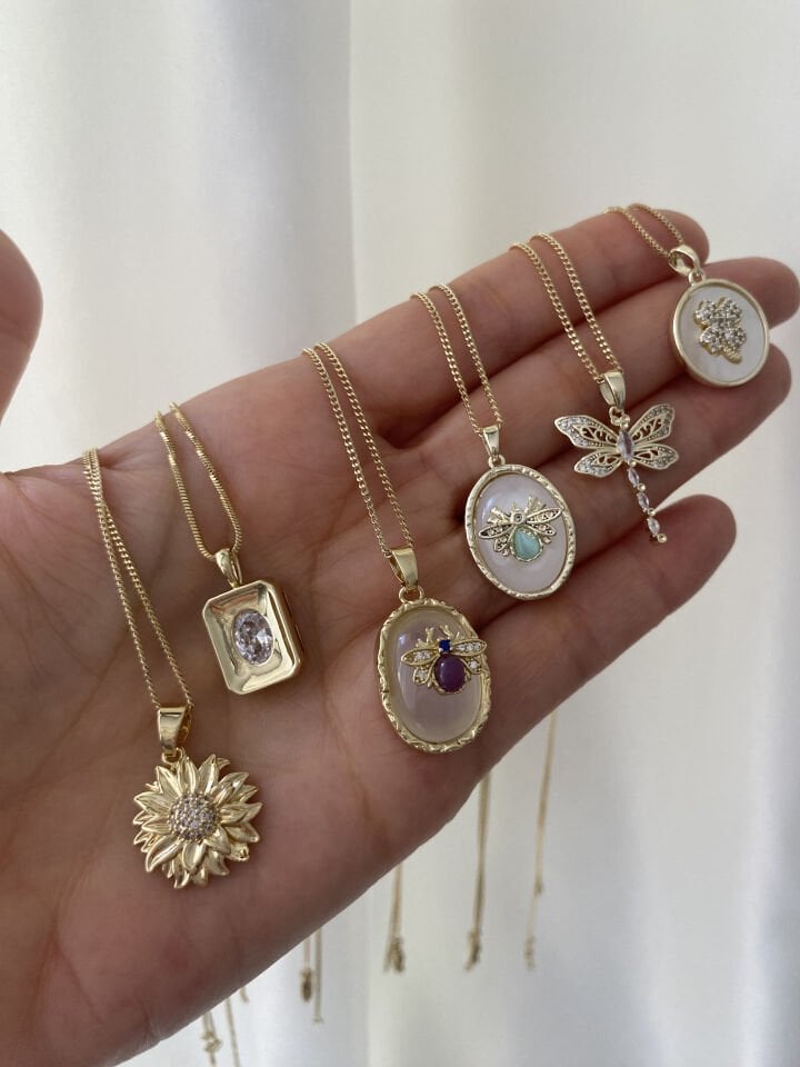 Taşlı Yonca Detaylı Kolye