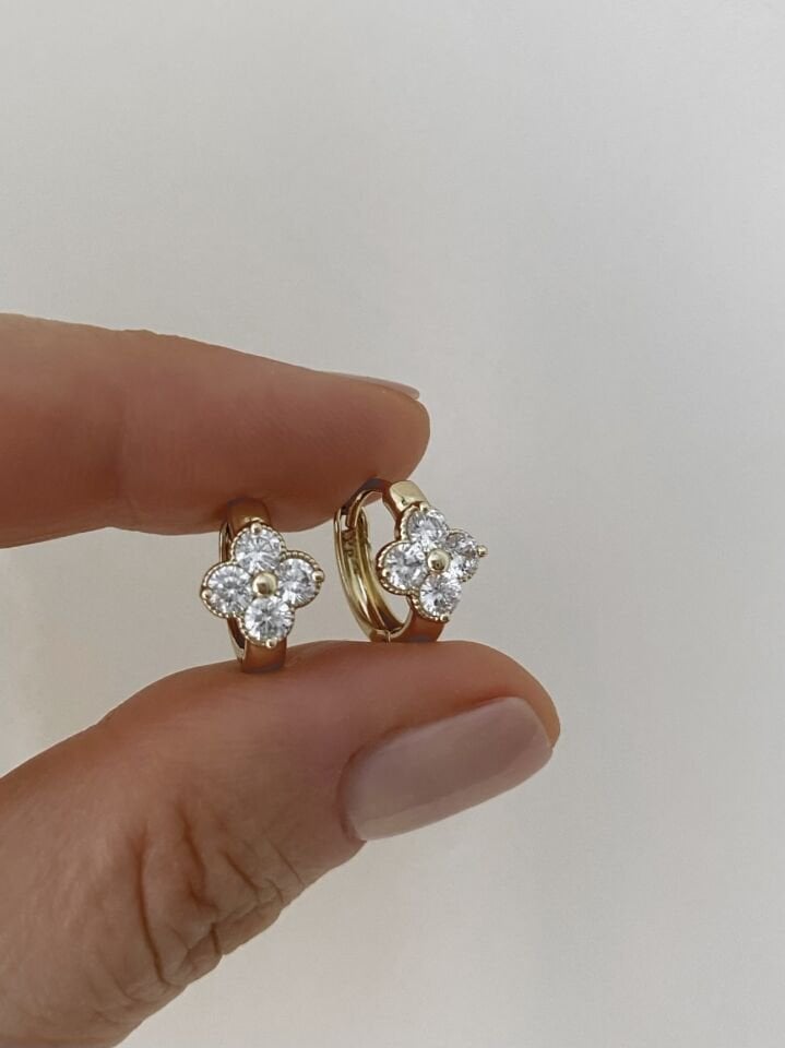 Özel Seri Minimal Yonca Taşlı Halka Küpe