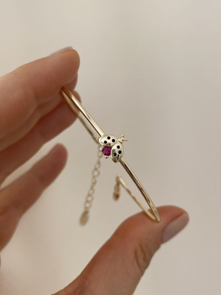 Minimal Uğurböceği Figür İnce Kelepçe Bileklik