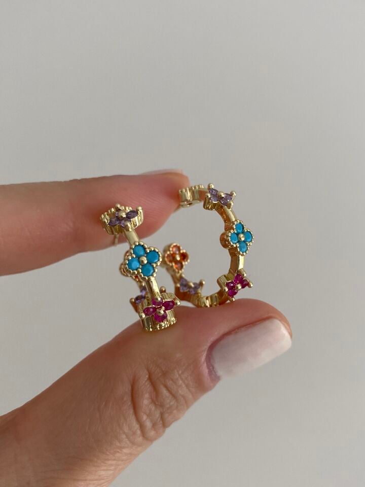Altın Kaplama Renkli Taşlı Yonca Detaylı Yarım Halka Küpe