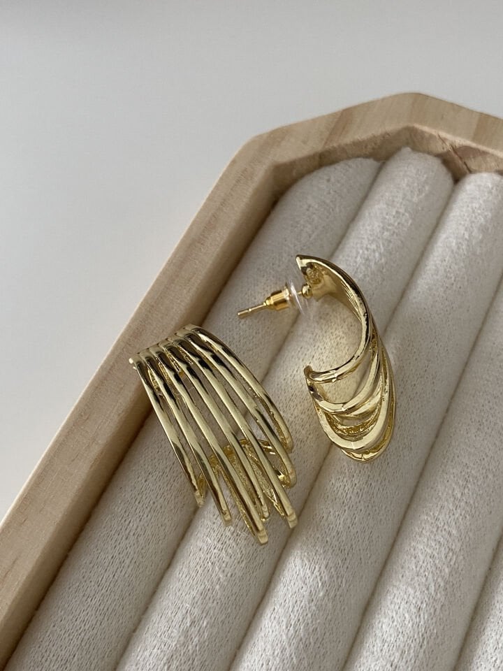 Çoklu Görünümlü Büyük Kıvrımlı Küpe