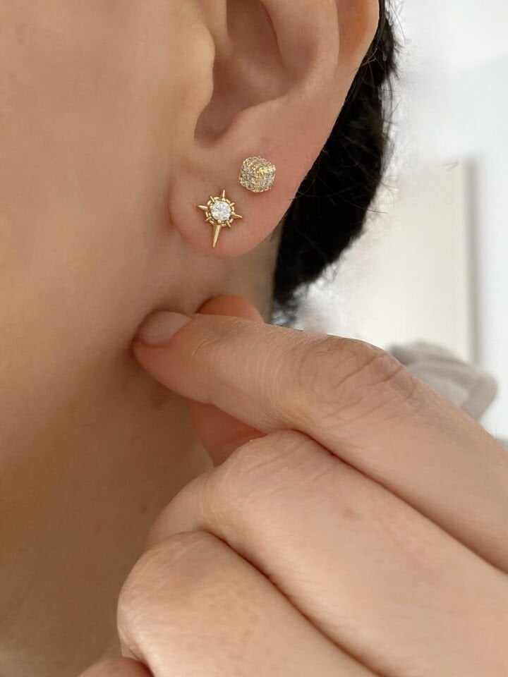 “Özel Seri” Minimal Gömme Zirkon Taşlı Kübik Küpe Gold