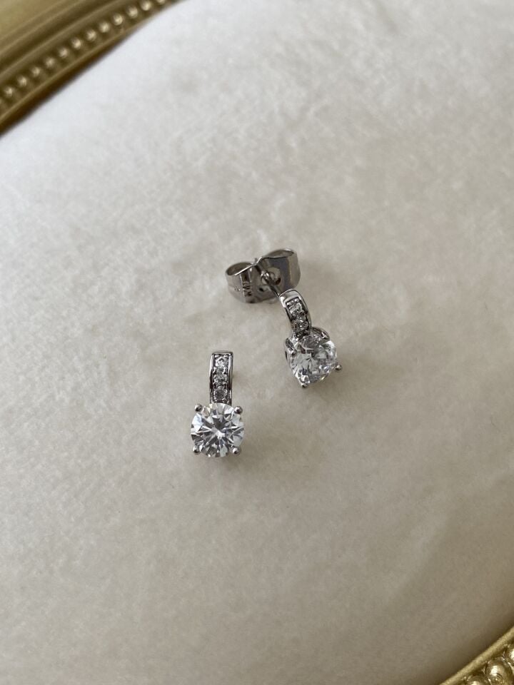 “Özel Seri” Minimal Zirkon Detaylı Tek Taş Küpe