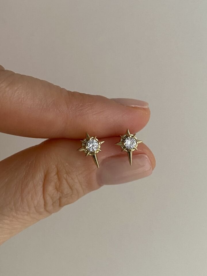 “Özel Seri” Minimal Tek Taşlı Kutup Yıldız Küpe