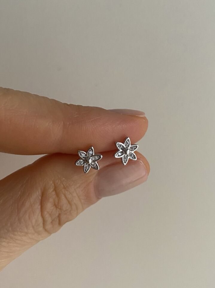 “Özel Seri” Minimal Gömme Zirkon Taşlı Papatya Küpe