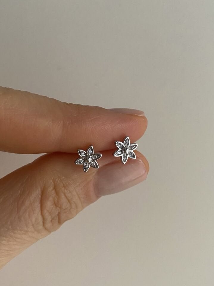 “Özel Seri” Minimal Gömme Zirkon Taşlı Papatya Küpe